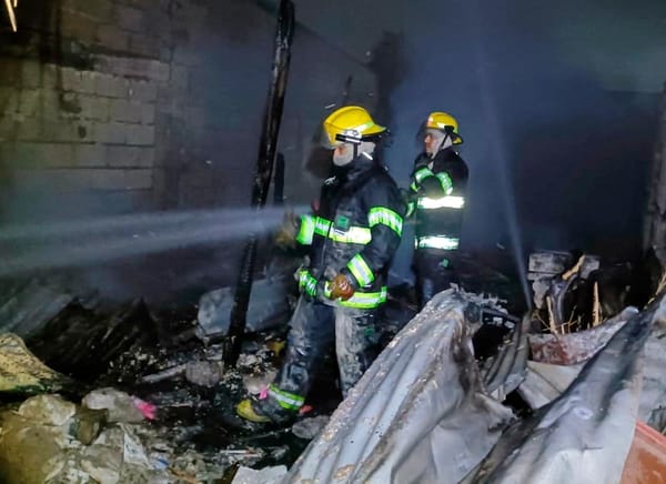 ¡SE CHAMUSCA VIVIENDA POR LA QUEMA DE BASURA!