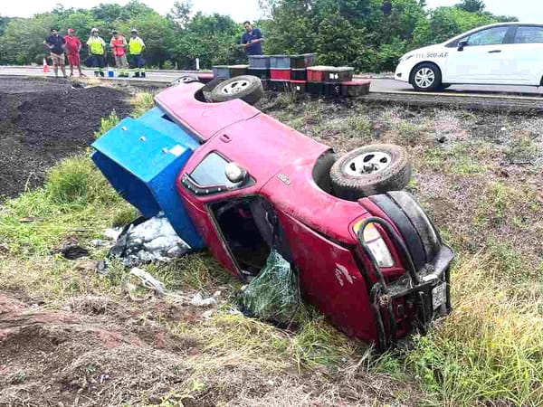 ¡VUELCA CAMIONETA CARGADA CON CAMARÓN! - AUTOPISTA A CÓRDOBA