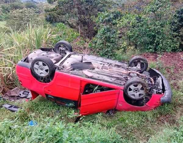 ¡AUTOMÓVIL VOLCÓ EN LA CARRETERA FORTÍN-HUATUSCO!