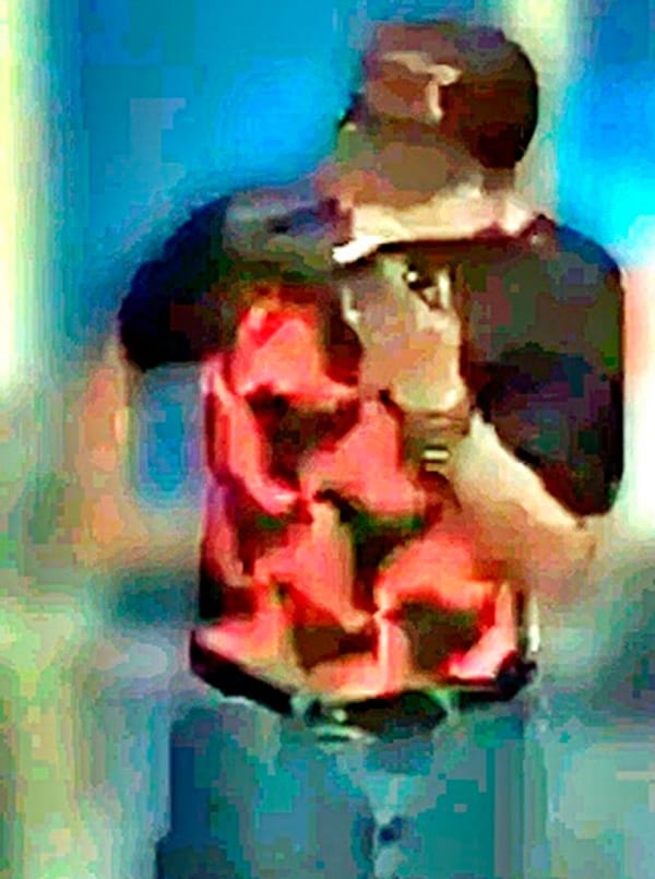 ¡TRES HAMPONES CON CASCOS Y PISTOLA ASALTAN COMERCIOS!