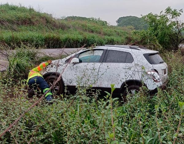 ¡CAMIONETÓN SALIÓ VOLANDO EN EL KILÓMETRO 13.5!