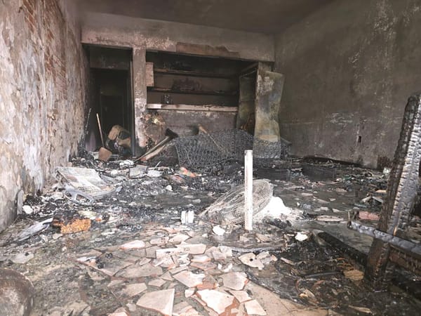 ¡FUE POR LOS CHESCOS Y ENCUENTRA SU CASA EN LLAMAS!