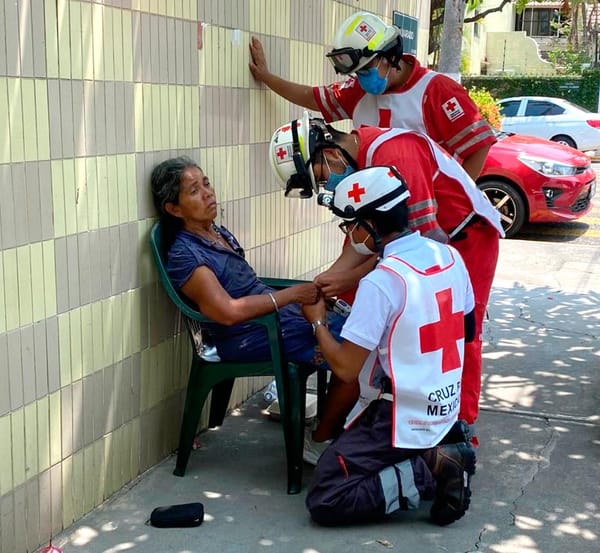 ¡MUJER SE “PONCHA” POR GOLPE DE CALOR!