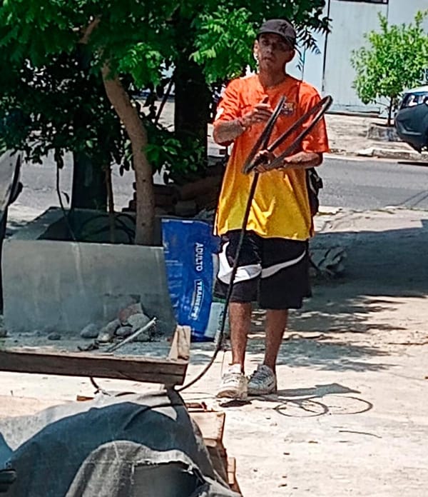 ¡EN MINUTOS “RATOTA” SE ROBA MOTONETA NEGRA!