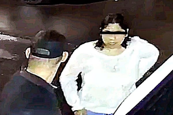 ¡GRABAN A PAREJITA ROBANDO AUTOPARTES!