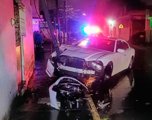 ¡TERMINAN LA PARRANDA CHOCANDO CONTRA LUMINARIA!