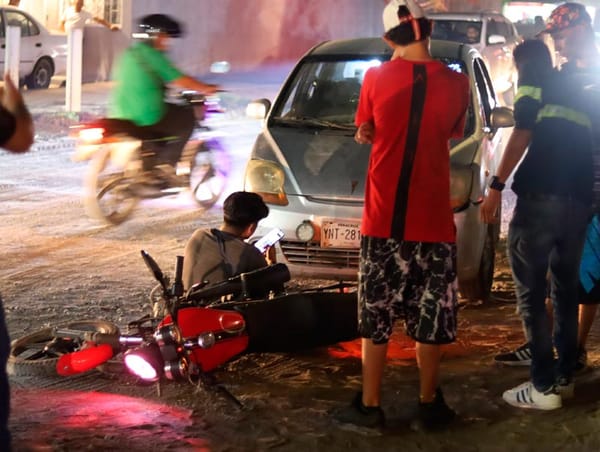 ¡IBA EN SENTIDO CONTRARIO Y SE IMPACTA DE FRENTE CONTRA UN AUTOMOVILÍSTA!