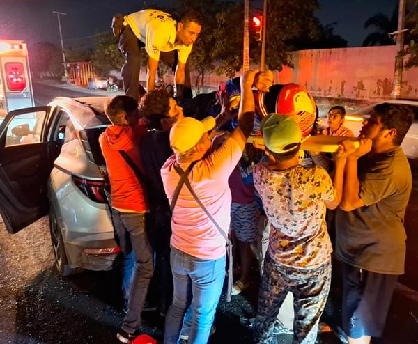 ¡MOTOCICLISTA TERMINA SOBRE EL TOLDO DE LA CAMIONETA!
