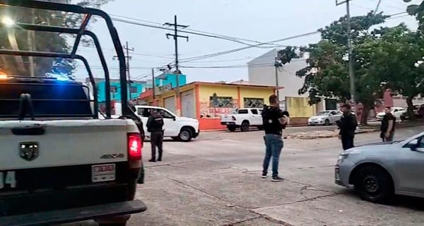 ¡BALACERA EN COATZACOALCOS! - PISTOLEROS INTENTAN LIBERAR A EMPRESARIO Y SE TIROTEAN CON AGENTES DE LA FGR