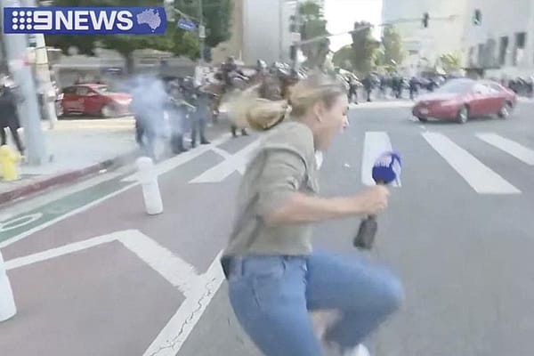 ¡LES DISPARAN A PERIODISTAS QUE CUBREN PROTESTA ANTI-REDADAS! - EN LOS ANGELES