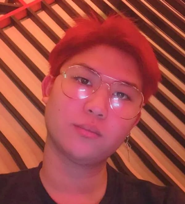 ¡BIKER CHINO PIERDE LA VIDA AL ESTRELLARSE CONTRA TAXI! - SHI YAN WOO DE 22 AÑOS CIRCULABA EN SU MOTO BMW EN SENTIDO CONTRARIO POR LA AVENIDA CRI CRI