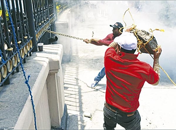 ¡ENCAPUCHADOS ATACAN LA SEDE DE LA SEGOB! - Y LA POLICÍA LOS REPELE