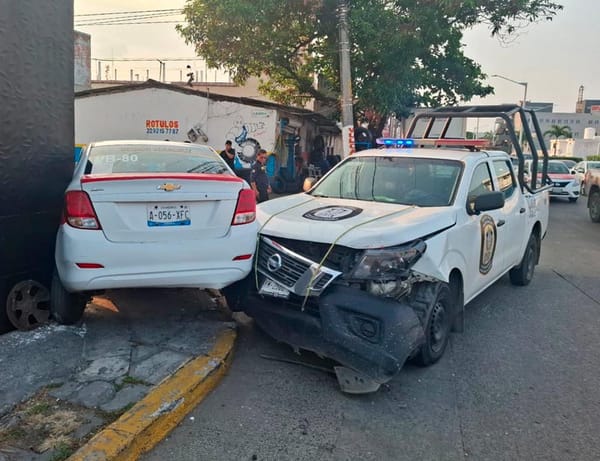 ¡PATRULLAZO! - TAXISTA FUE IMPACTADO DE UN COSTADO CUANDO CRUZABA LA AVENIDA MIGUEL ALEMÁN