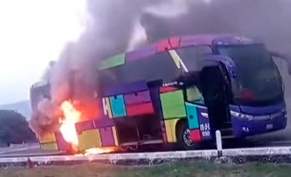 ¡TERMINA CALCINADO AUTOBÚS KOLORS QUE SALIÓ DE VERACRUZ! - IBA RUMBO A GUADALAJARA