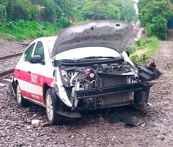 ¡TREN ARRASTRÓ 15 METROS A TAXISTA!