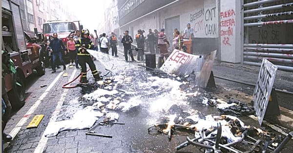 ¡MAESTROS DE LA CNTE VANDALIZAN EDIFICIO DEL SNTE!