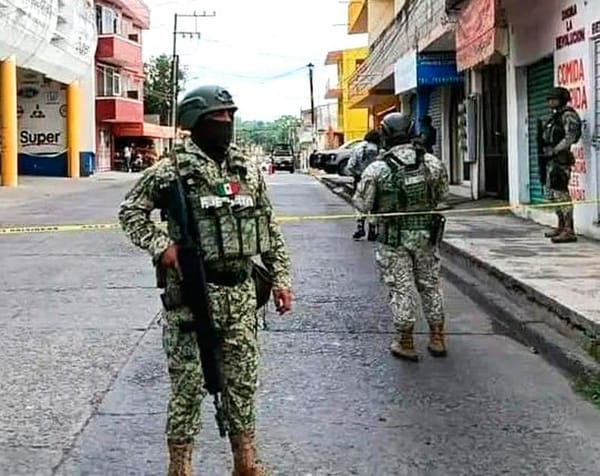 ¡LANZAN GRANADAS CONTRA REFACCIONARIA EN TUXPAN!
