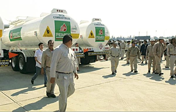 ¡METERÁN LA TIJERA A PEMEX! - *Despedirá a personal de confianza; no tocará a sindicalizados