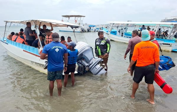 ¡SE HUNDE LANCHA CON 18 PERSONAS DE GUANAJUATO QUE IBAN A “CANCUNCITO”!