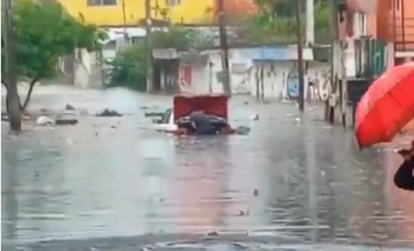 ¡SE TRAGA EL AGUA AL TAXI!