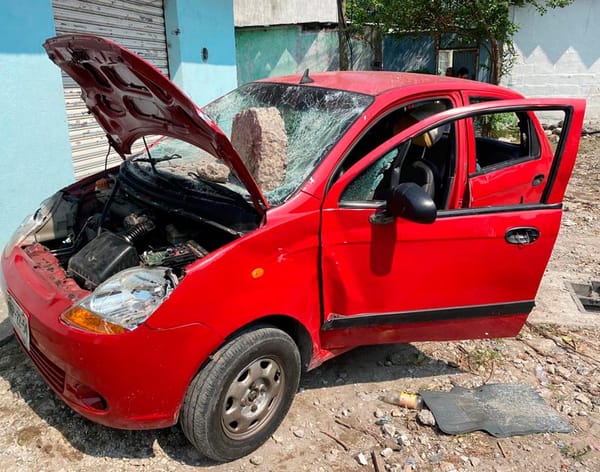 ¡VANDALIZAN AUTO EN PREDIO LA LAGUNA!