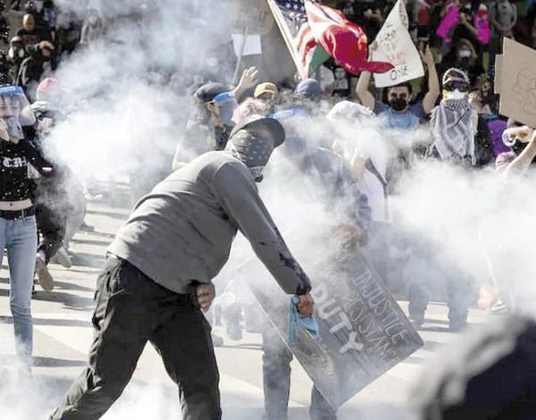 ¡POLICÍA LANZA GASES LACRIMÓGENOS CONTRA PROTESTA "NO KINGS" EN LOS ÁNGELES!