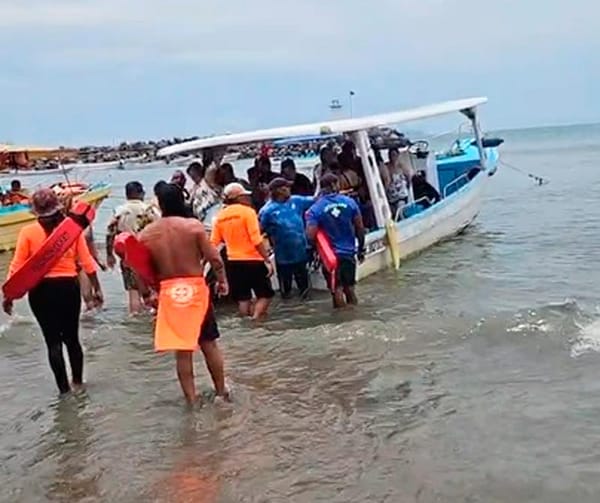 ¡SE HUNDE EL “TITANIC” FRENTE A VILLA DEL MAR! - LLEVABA 18 TURISTAS A CANCUNCITO