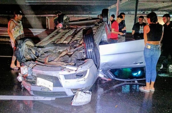 ¡TERMINA LA PARRANDA VOLCADO EN EL PUENTE DE LAS AMAPOLAS!