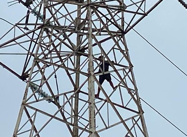 ¡JUAN VOLÓ DE LA TORRE DE CFE Y SE FUE AL CIELO!