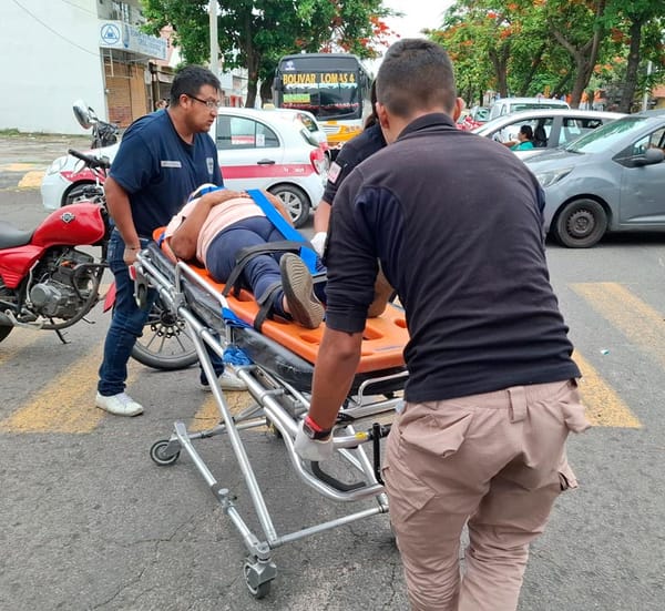 ¡DAMAS MOTOCICLISTAS LESIONADAS EN ‘TORTAZO’!