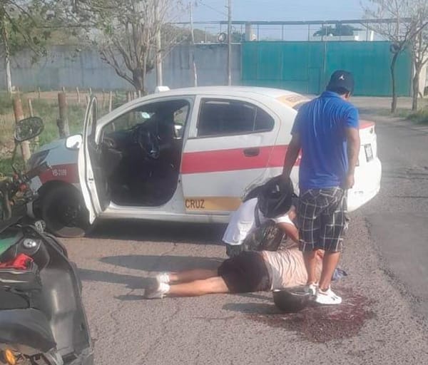 ¡JÓVENES DERRAPAN EN LA MOTONETA, UNO ESTA GRAVE!