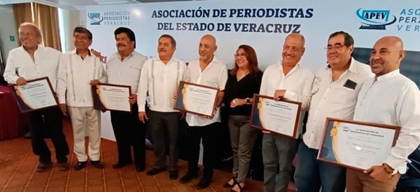 ¡PREMIAN A PERIODISTAS! VERACRUZANOS! - *APEV galardona a Raymundo Espejo, Silverio Quevedo, Francisco Morales, Diego Hernández y Ángel Rosete