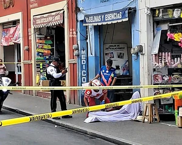 ¡SORPRENDE LA MUERTE A ABUELITO EN EL MERCADO!