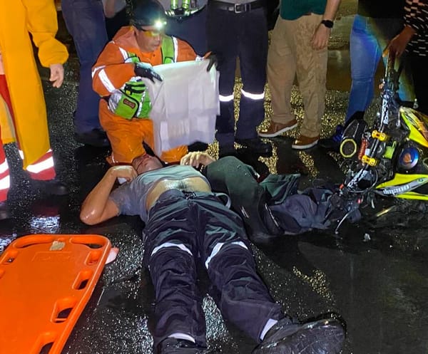 ¡TRABAJADOR DE LA COCA CASI MUERE POR TRANCAZO! - SE IMPACTO CONTRA CAMION DE PASAJE