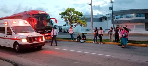 ¡CHOCAN POR ALCANCE DOS AUTOBUSES!