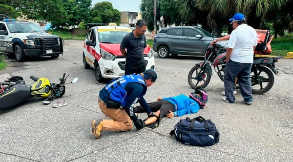 ¡MUJER MOTOCICLISTA HERIDA EN ‘TORTAZO’!