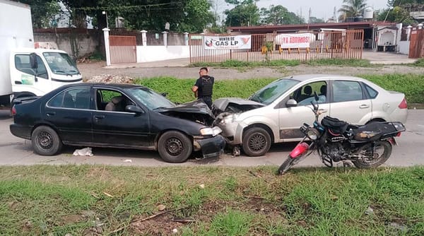 ¡SE IMPACTAN DE FRENTE DOS VEHÍCULOS EN AMATLÁN!