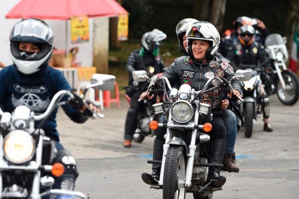 ¡SE REBELAN MOTOCICLISTAS!