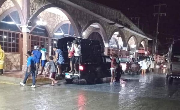 ¡YA TOMARON UN PALACIO!