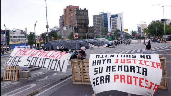 ¡NORMALISTAS DE CHIAPAS BLOQUEAN INSURGENTES Y REFORMA; ACUSAN A GOBERNADOR!