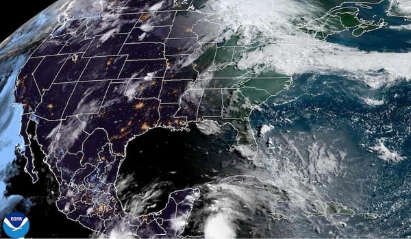 >DOS EJES DE ONDAS DEL ESTE SE APROXIMAN A VERACRUZ< - *TRAEN LLUVIAS, RAYOS Y TRUENOS.