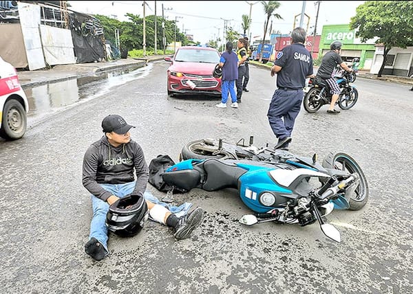 ¡CONDUCTORA LE PEGA POR ATRÁS A MOTOCICLISTA!