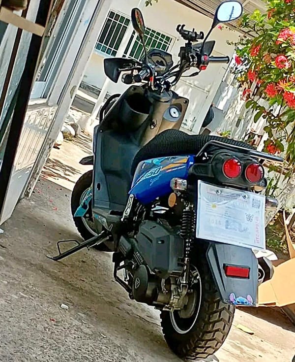 ¡LADRONES SE ROBARON MOTO DEL ESTACIONAMIENTO DE SORIANA PINOS!