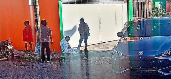 ¡MOTOCICLISTA CHOCÓ CONTRA AUTO DE LUJO ATRÁS DE LA VIRGENCITA DE LA BOTICARIA!