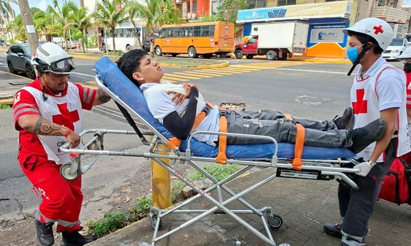¡MOTOCILISTA ARROLLADO POR CAMIONETA, EL CONDUCTOR RESPONSABLE HUYÓ!