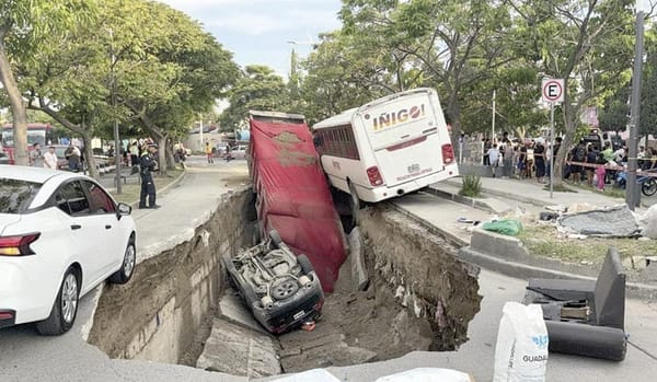 ¡SE FORMA UN MEGASOCAVÓN EN GUADALAJARA; HAY TRES HERIDOS Y TRES VEHÍCULOS AFECTADOS!