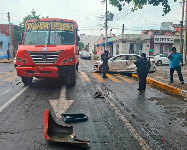 ¡FAMILIA ILESA EN FUERTE TRANCAZO CONTRA AUTOBÚS!