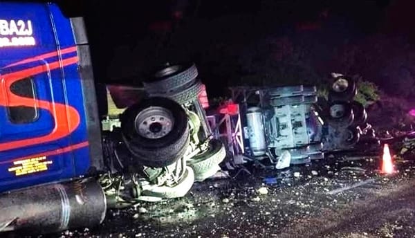 ¡SE VOLTEÓ TRÁILER CISTERNA EN COTAXTLA!