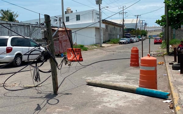 ¡TRABAJADORES DE FERROSUR TIRAN POSTE Y LUMINARIA!