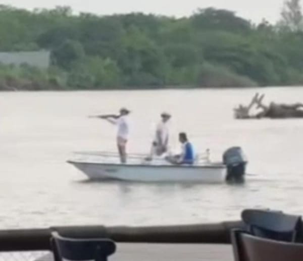 ¡CACHAN A JÓVENES DISPARANDO!